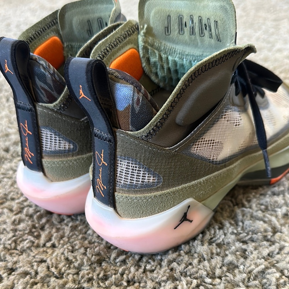 Undefeated x Air Jordan 37 SP flight jacket - Picture 2 of 7